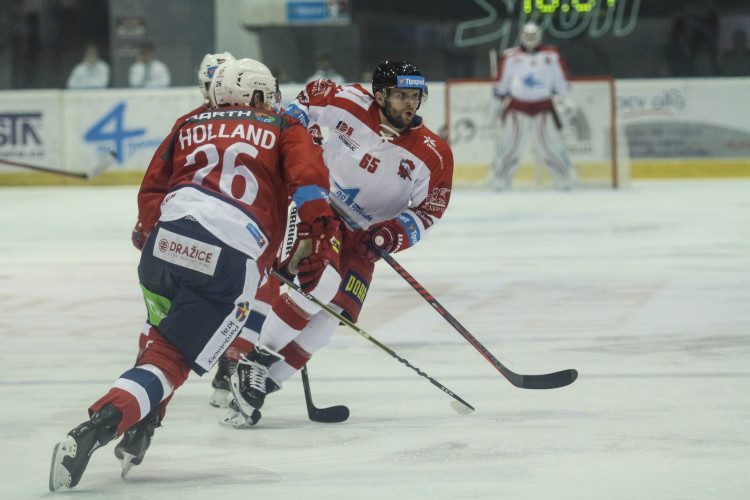 Kohouti vyhráli potřetí za sebou, Pardubice porazili 4:2. Zápas patřil Ondruškovi