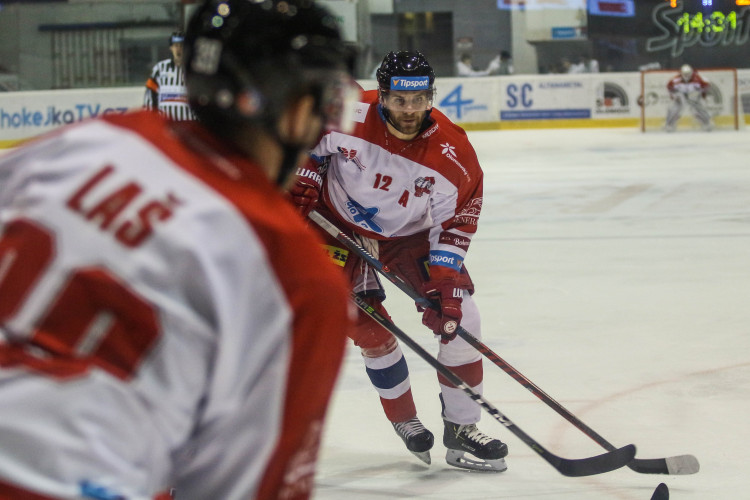 Kohouti vyhráli potřetí za sebou, Pardubice porazili 4:2. Zápas patřil Ondruškovi