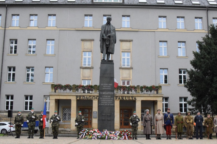 Podívejte se, jak probíhal pietní akt u pomníku T G. Masaryka k 28. říjnu