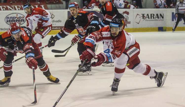 Kohouti porazili Hradec 3:1. Strapáč se blýskl hattrickem, Konrád čaroval