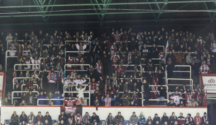 FOTOGALERIE: Hokejisté Olomouce porazili s přehledem Litvínov 3:1, zápas se protáhl kvůli opravě plexiskla