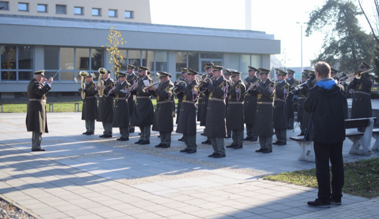 FOTO/VIDEO: U památníku u právnické fakulty proběhla vzpomínka ke Dni boje za svobodu a demokracii