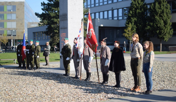 FOTO/VIDEO: U památníku u právnické fakulty proběhla vzpomínka ke Dni boje za svobodu a demokracii