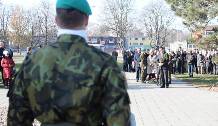 FOTO/VIDEO: U památníku u právnické fakulty proběhla vzpomínka ke Dni boje za svobodu a demokracii