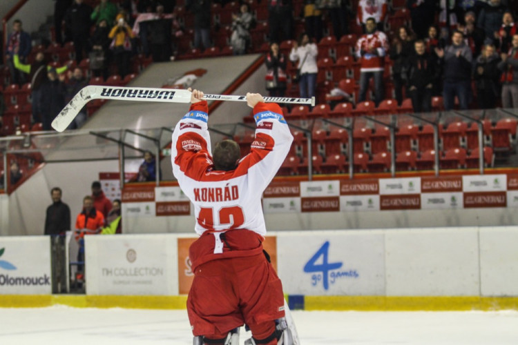 FOTOGALERIE: Hokejisté Olomouce porazili s přehledem Litvínov 3:1, zápas se protáhl kvůli opravě plexiskla
