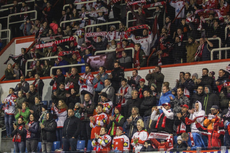 FOTOGALERIE: Hokejisté Olomouce porazili s přehledem Litvínov 3:1, zápas se protáhl kvůli opravě plexiskla