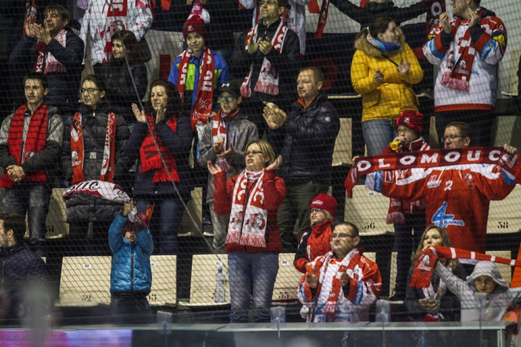 FOTOGALERIE: Hokejisté Olomouce porazili s přehledem Litvínov 3:1, zápas se protáhl kvůli opravě plexiskla