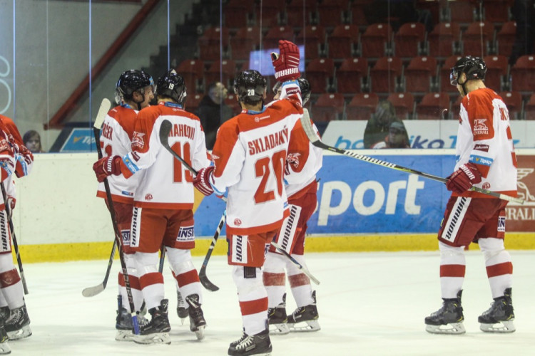 FOTOGALERIE: Hokejisté Olomouce porazili s přehledem Litvínov 3:1, zápas se protáhl kvůli opravě plexiskla