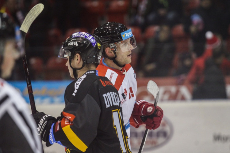 FOTOGALERIE: Hokejisté Olomouce porazili s přehledem Litvínov 3:1, zápas se protáhl kvůli opravě plexiskla