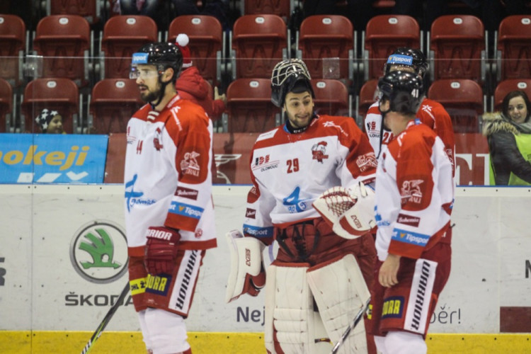 FOTOGALERIE: Hokejisté Olomouce porazili s přehledem Litvínov 3:1, zápas se protáhl kvůli opravě plexiskla