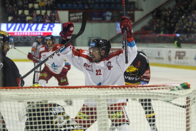 FOTOGALERIE: Hokejisté Olomouce porazili s přehledem Litvínov 3:1, zápas se protáhl kvůli opravě plexiskla