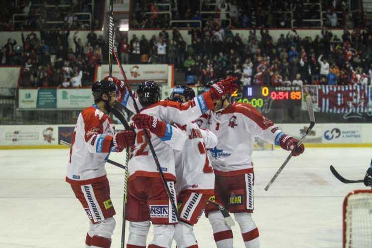 FOTOGALERIE: Hokejisté Olomouce porazili s přehledem Litvínov 3:1, zápas se protáhl kvůli opravě plexiskla