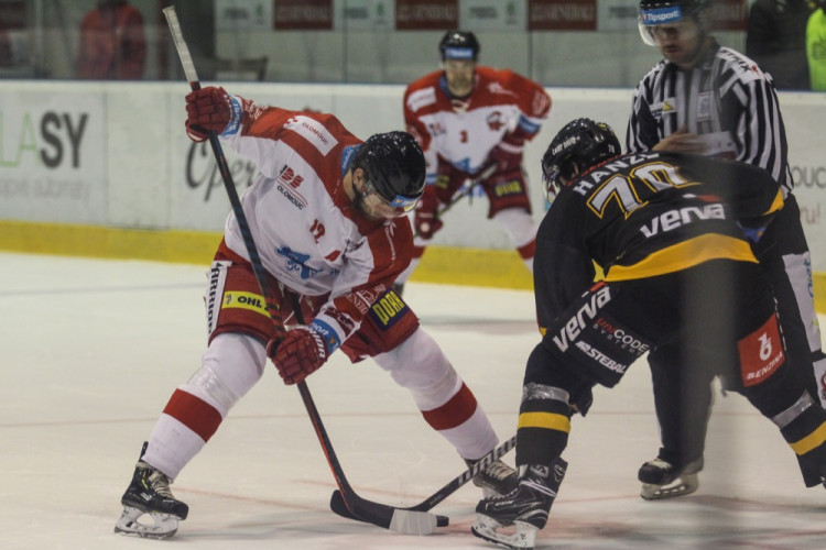 FOTOGALERIE: Hokejisté Olomouce porazili s přehledem Litvínov 3:1, zápas se protáhl kvůli opravě plexiskla