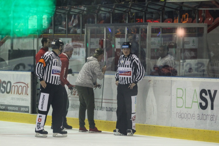 FOTOGALERIE: Hokejisté Olomouce porazili s přehledem Litvínov 3:1, zápas se protáhl kvůli opravě plexiskla