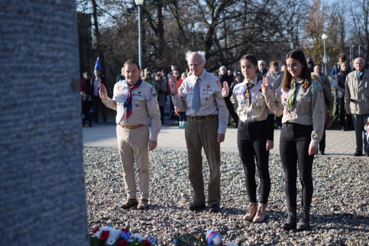 FOTO/VIDEO: U památníku u právnické fakulty proběhla vzpomínka ke Dni boje za svobodu a demokracii