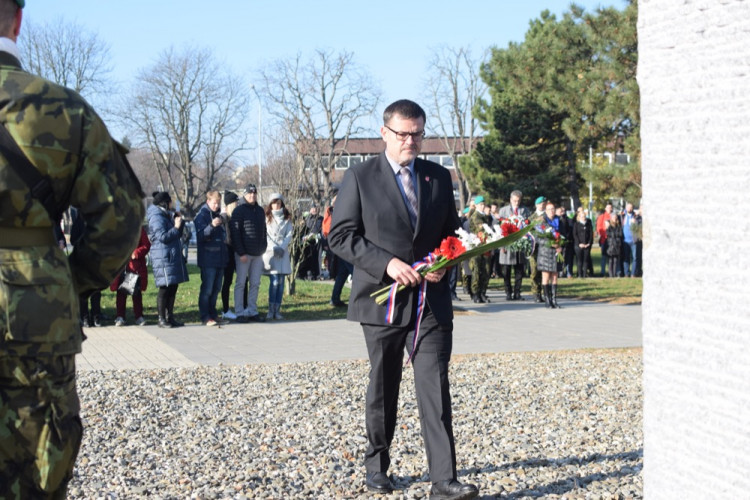 FOTO/VIDEO: U památníku u právnické fakulty proběhla vzpomínka ke Dni boje za svobodu a demokracii