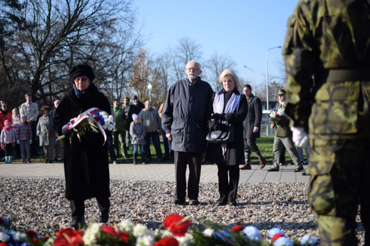 FOTO/VIDEO: U památníku u právnické fakulty proběhla vzpomínka ke Dni boje za svobodu a demokracii