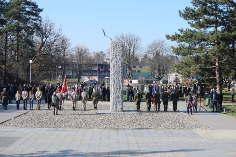 FOTO/VIDEO: U památníku u právnické fakulty proběhla vzpomínka ke Dni boje za svobodu a demokracii