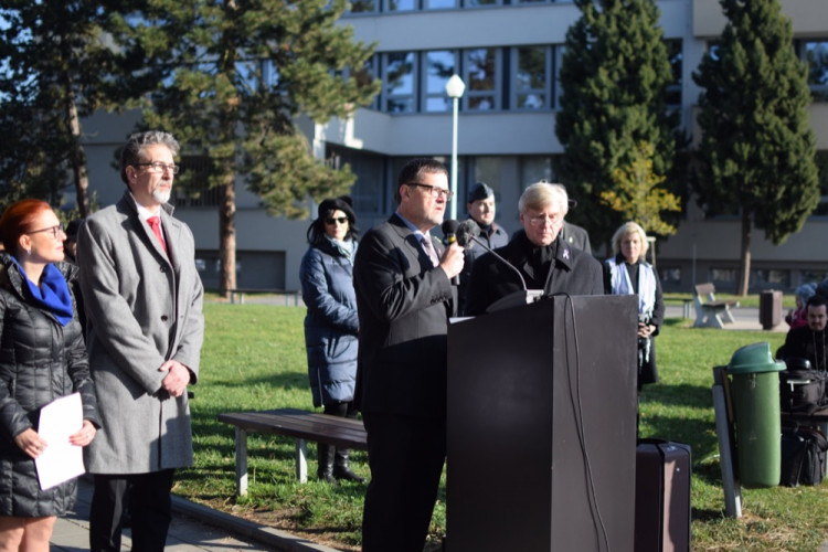 FOTO/VIDEO: U památníku u právnické fakulty proběhla vzpomínka ke Dni boje za svobodu a demokracii