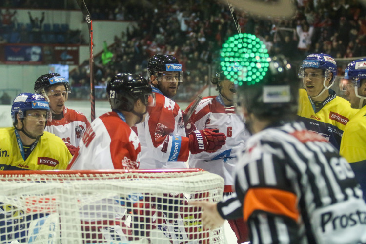 FOTOGALERIE: Souboj kohoutů s ševci měl všechno – od bitek až po sladkou oslavu vítězství
