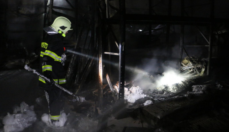 FOTOGALERIE: Škody způsobené požárem skladů v Olomouci jdou do desítek milionů