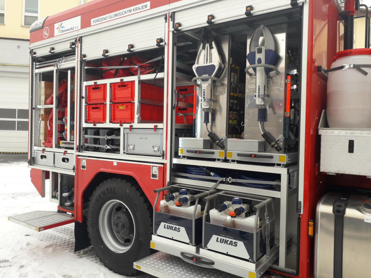 Předání nové techniky profesionálním hasičům v Olomouci