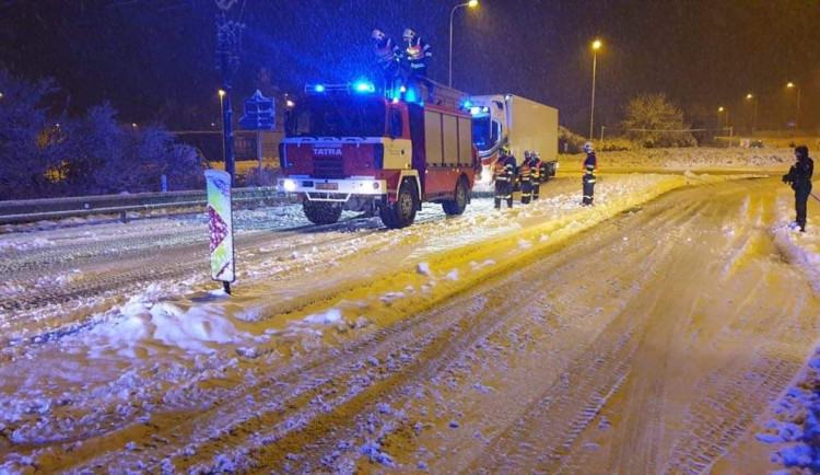 Hasiči kvůli silnému sněžení řešili přes šedesát událostí