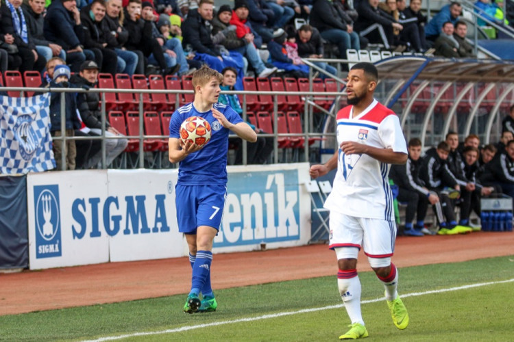 FOTOGALERIE: Mladí Sigmáci sice s Lyonem prohráli, benefice ale pomohla Patrikovi 176 600 korunami