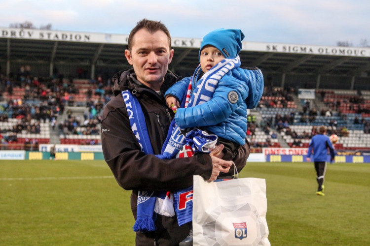 FOTOGALERIE: Mladí Sigmáci sice s Lyonem prohráli, benefice ale pomohla Patrikovi 176 600 korunami