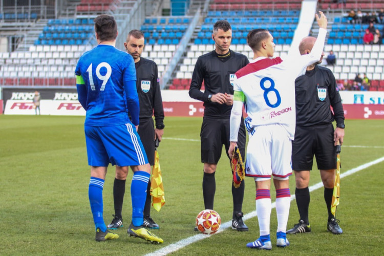 FOTOGALERIE: Mladí Sigmáci sice s Lyonem prohráli, benefice ale pomohla Patrikovi 176 600 korunami