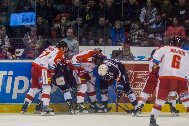 FOTOGALERIE: Indiáni vyhráli v Olomouci druhé utkání 3:2, Kohouti pojedou do Plzně za stavu série 2:2