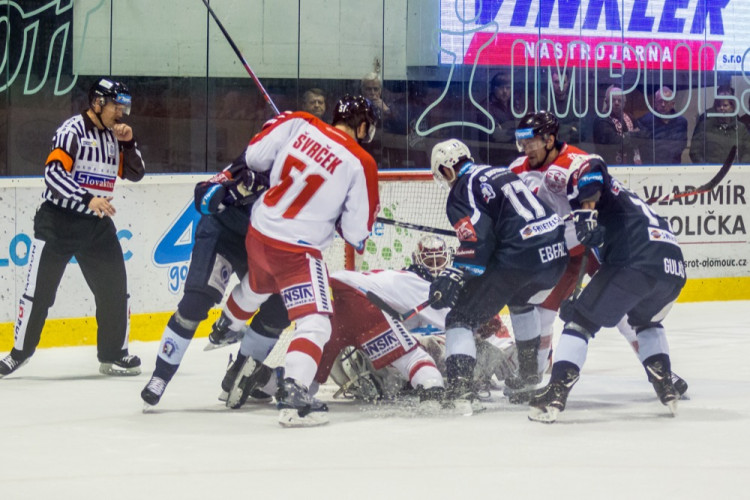 FOTOGALERIE: Indiáni vyhráli v Olomouci druhé utkání 3:2, Kohouti pojedou do Plzně za stavu série 2:2