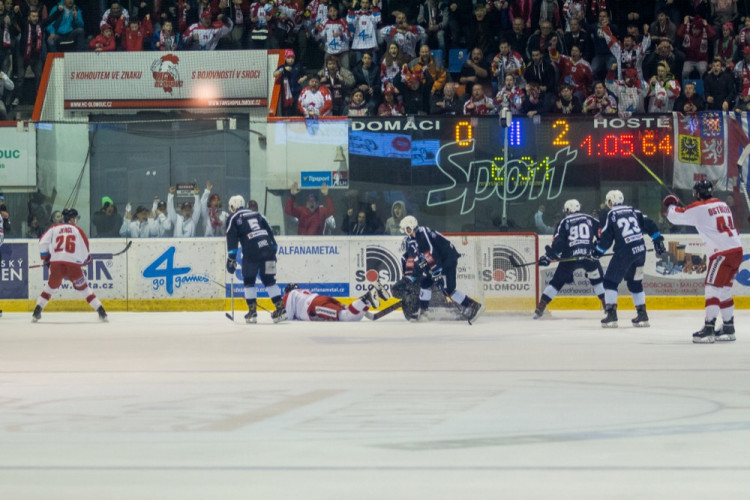 FOTOGALERIE: Indiáni vyhráli v Olomouci druhé utkání 3:2, Kohouti pojedou do Plzně za stavu série 2:2