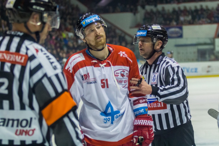 FOTOGALERIE: Indiáni vyhráli v Olomouci druhé utkání 3:2, Kohouti pojedou do Plzně za stavu série 2:2
