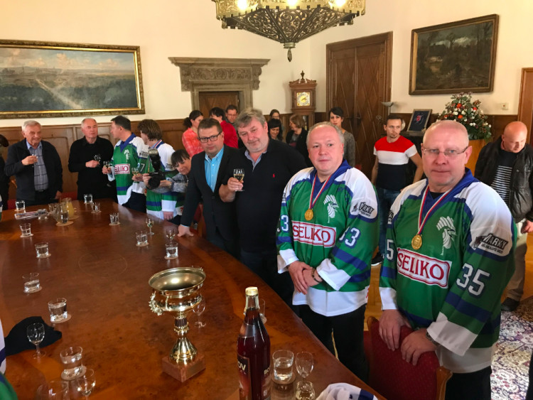 FOTOGALERIE: Hokejoví mistři z roku 1994 opět spolu! Sešli se s primátorem a podepsali se fanouškům