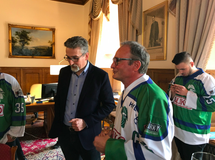 FOTOGALERIE: Hokejoví mistři z roku 1994 opět spolu! Sešli se s primátorem a podepsali se fanouškům