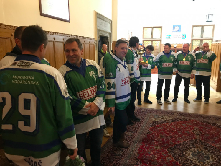 FOTOGALERIE: Hokejoví mistři z roku 1994 opět spolu! Sešli se s primátorem a podepsali se fanouškům
