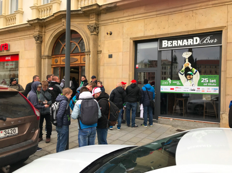 FOTOGALERIE: Hokejoví mistři z roku 1994 opět spolu! Sešli se s primátorem a podepsali se fanouškům