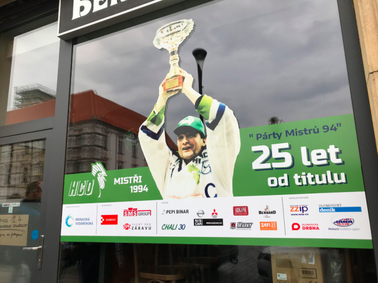 FOTOGALERIE: Hokejoví mistři z roku 1994 opět spolu! Sešli se s primátorem a podepsali se fanouškům