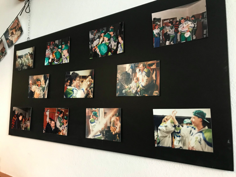 FOTOGALERIE: Hokejoví mistři z roku 1994 opět spolu! Sešli se s primátorem a podepsali se fanouškům