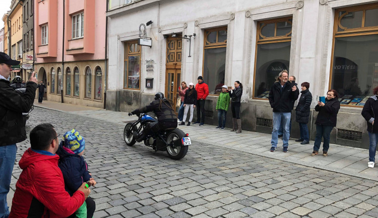 Motorkáři dnes zahájili sezonu na Horním náměstí