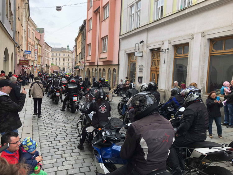 Motorkáři dnes zahájili sezonu na Horním náměstí