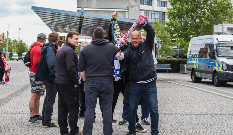 FOTOGALERIE/VIDEO: Pochod městem i povedená chorea. Fanoušci Slavie a Baníku obsadili Olomouc