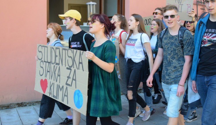 FOTOGALERIE: Žádná škola, klima volá, křičeli studenti. Středoškoláci v Olomouci stávkovali za lepší klima