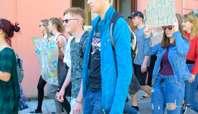 FOTOGALERIE: Žádná škola, klima volá, křičeli studenti. Středoškoláci v Olomouci stávkovali za lepší klima