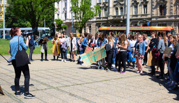FOTOGALERIE: Žádná škola, klima volá, křičeli studenti. Středoškoláci v Olomouci stávkovali za lepší klima