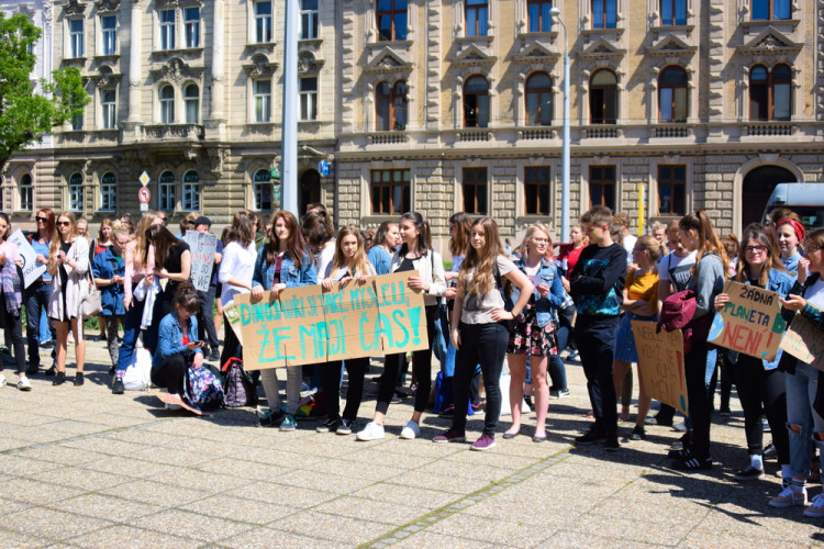 FOTOGALERIE: Žádná škola, klima volá, křičeli studenti. Středoškoláci v Olomouci stávkovali za lepší klima