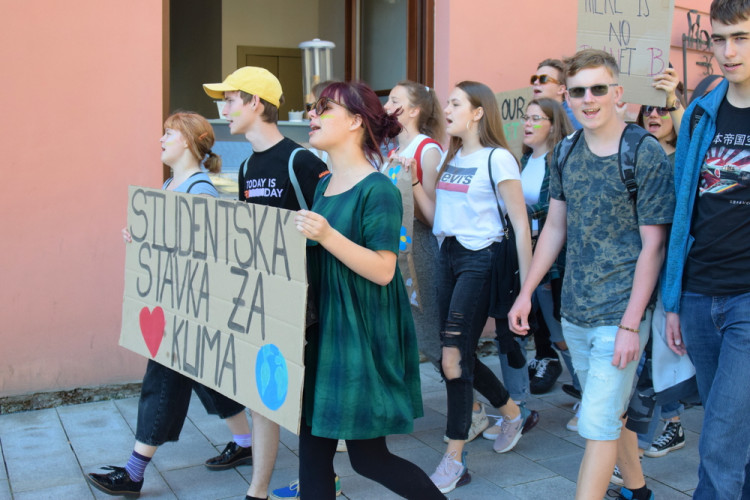 FOTOGALERIE: Žádná škola, klima volá, křičeli studenti. Středoškoláci v Olomouci stávkovali za lepší klima