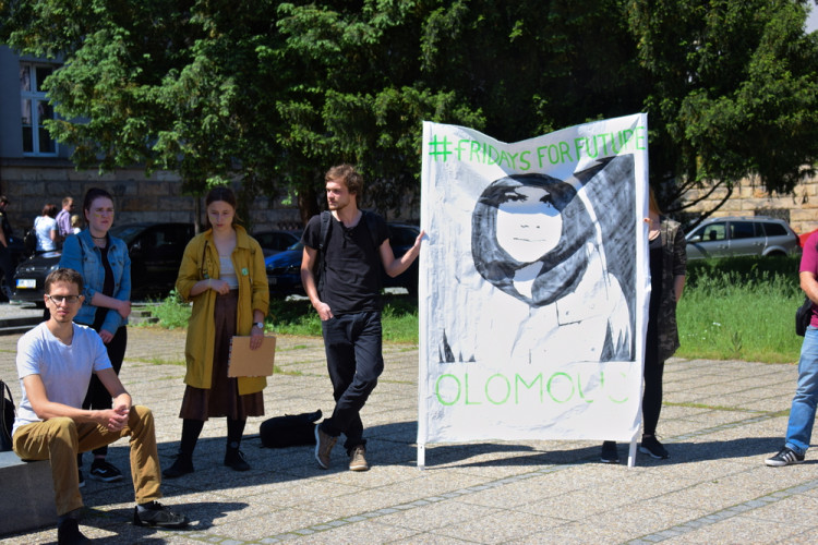 FOTOGALERIE: Žádná škola, klima volá, křičeli studenti. Středoškoláci v Olomouci stávkovali za lepší klima