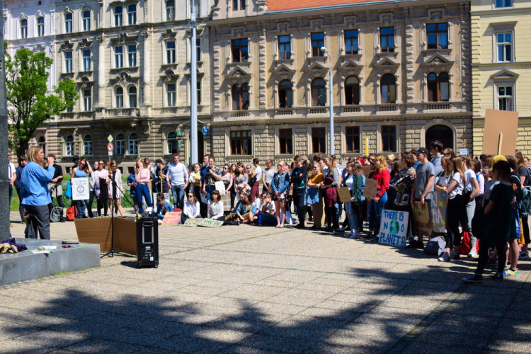 FOTOGALERIE: Žádná škola, klima volá, křičeli studenti. Středoškoláci v Olomouci stávkovali za lepší klima